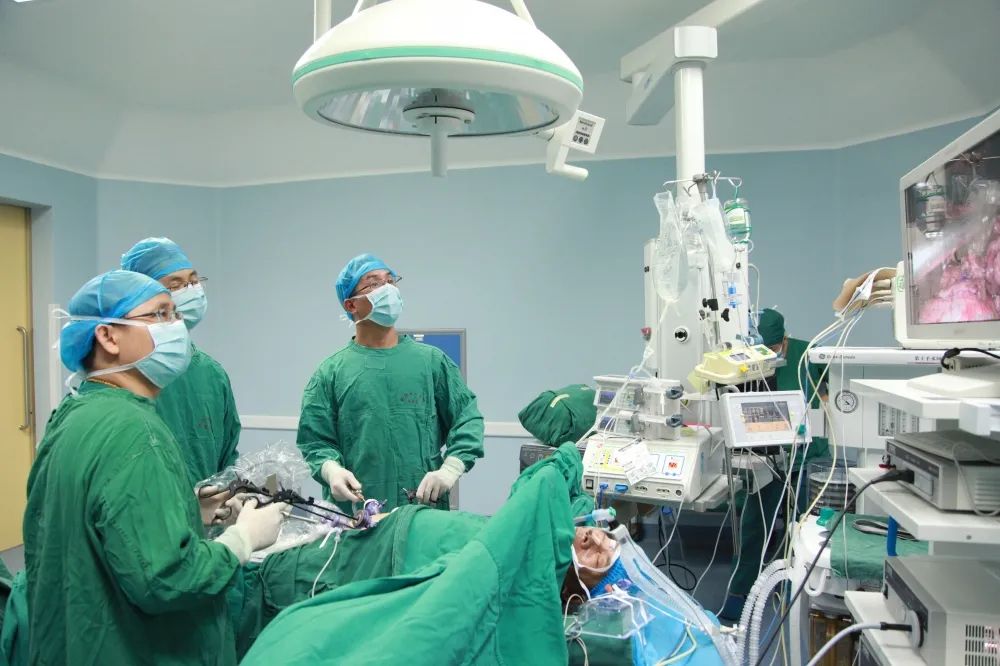 精準微創丨鐵醫成功開展首例熒光腹腔鏡擴大右半結腸切除術